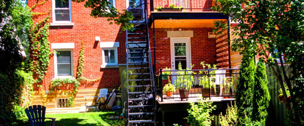 Escalier arrière pour appartements et condos